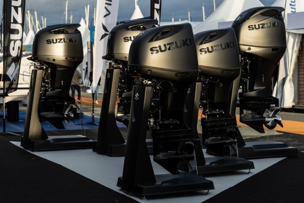 Grand_Pavois_2024__Suzuki_Marine_-_sous_le_soleil_de_La_Rochelle_Grand_Pavois_2024__Suzuki_Marine_-_sous_le_soleil_de_La_Rochelle_2 ©