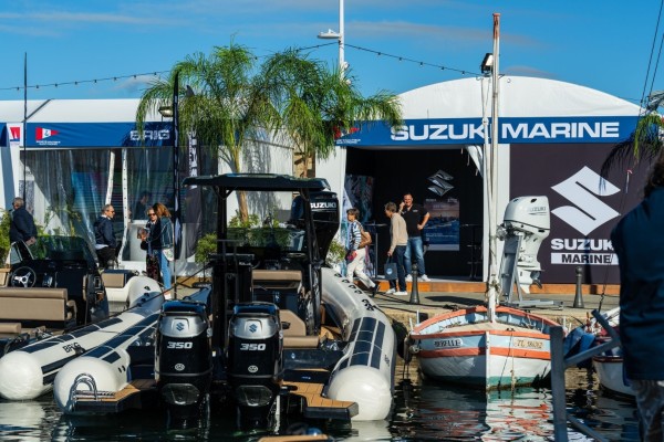 Les_Voiles_de_Saint-Tropez___Partenaire_officiel_Suzuki_au_coeur_du_village__Les_Voiles_de_Saint-Tropez__-_Partenaire_officiel_Suzuki_au_coeur_du_village_3 ©