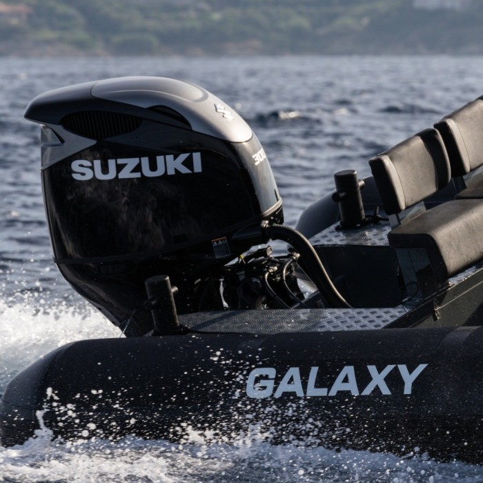 Le_Galaxy_Pilot_P8_DF300_confie_aux_mains_expertes_de_la_Societe_Nautique_de_Saint-Tropez_Le_Galaxy_Pilot_P8_DF300_confie_aux_mains_expertes_de_la_Societe_Nautique_de_Saint-Tropez_2 ©